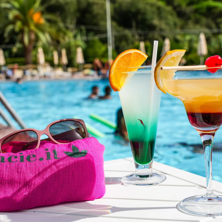 Cocktails au bord de la piscine de l’hôtel Le Acacie sur l’Île d’Elbe.