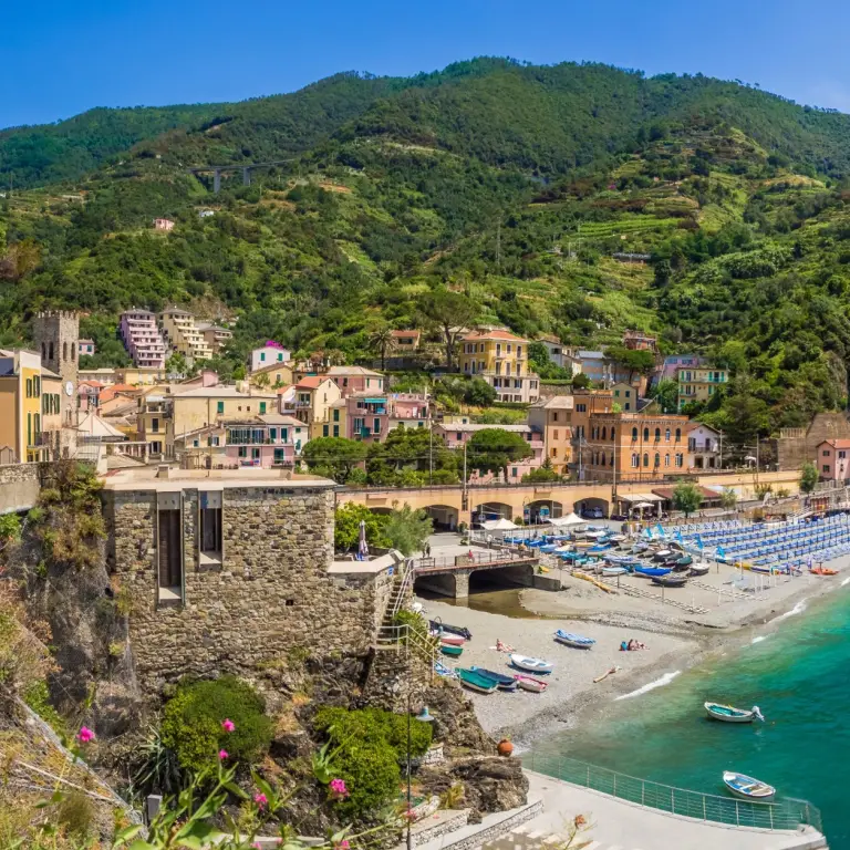 Monterosso al Mare, entre village, plage et eaux turquoise des Cinque Terre en Italie.