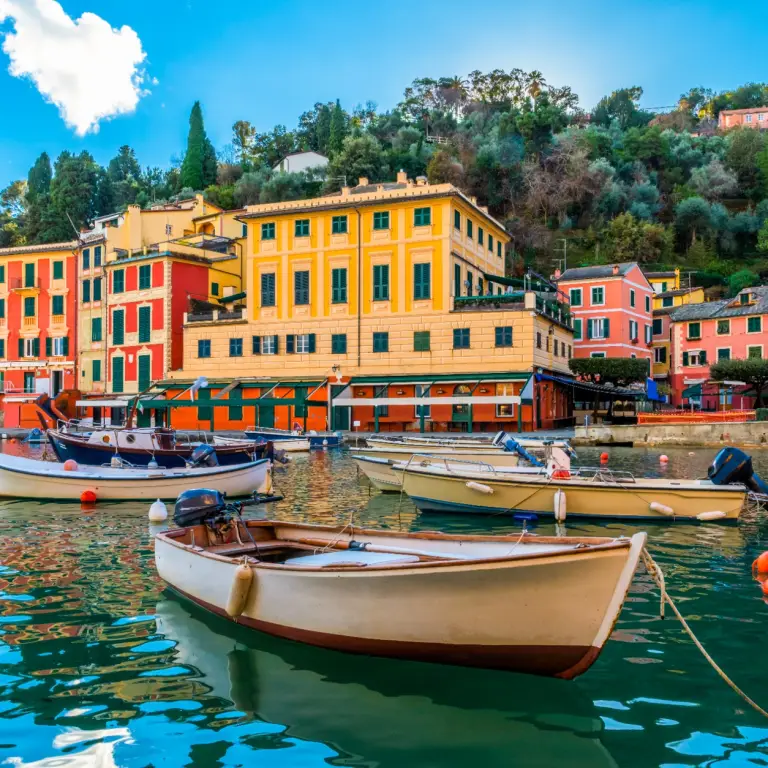 Portofino en Ligurie, village italien aux maisons colorées bordant son petit port de plaisance.