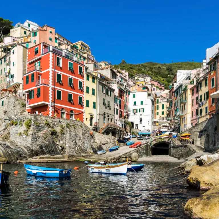 Vue sur Riomaggiore et ses maisons colorées depuis la mer, aux Cinque Terre.