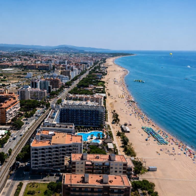 Vue aérienne de Santa Susanna et de sa plage en Catalogne