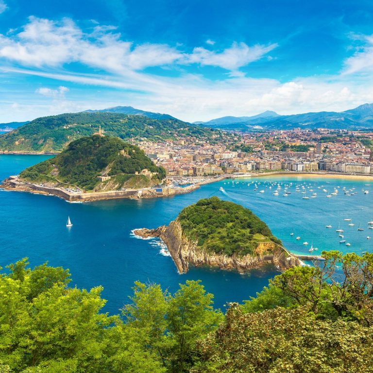 Vue panoramique sur la baie de la Concha à Saint-Sébastien
