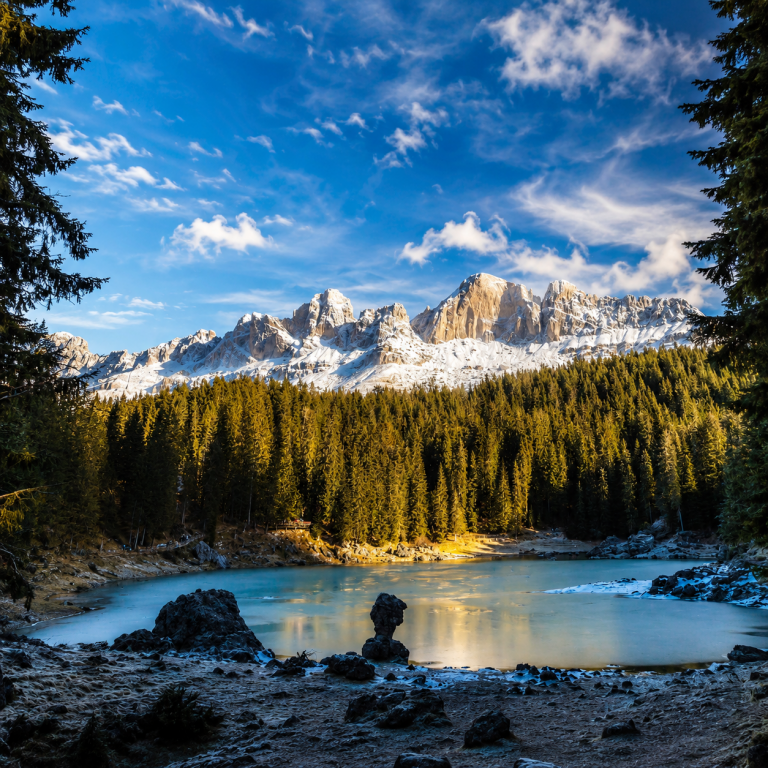 lac-carezza-dolomites-montagnes-enneigees