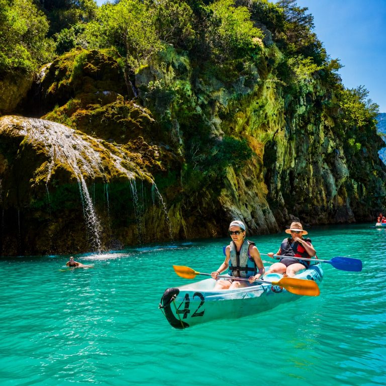 Deux personnes en kayak devant une cascade dans les Gorges du Verdon