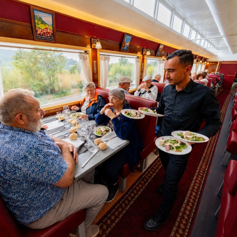 Voyageurs déjeunant dans la voiture-restaurant du Train à Vapeur des Cévennes