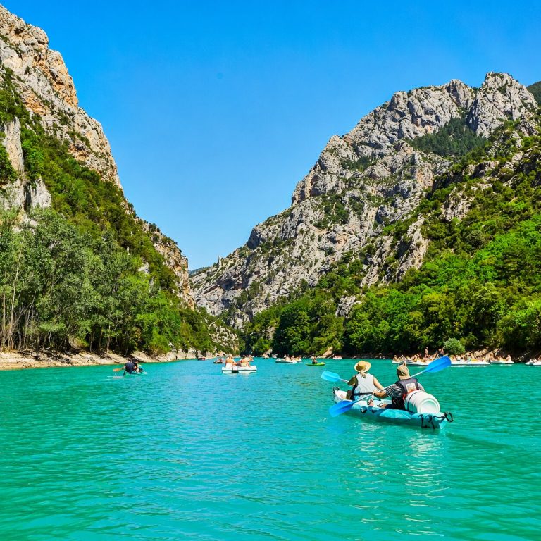 Kayak naviguant sur les eaux turquoise au cœur des Gorges du Verdon