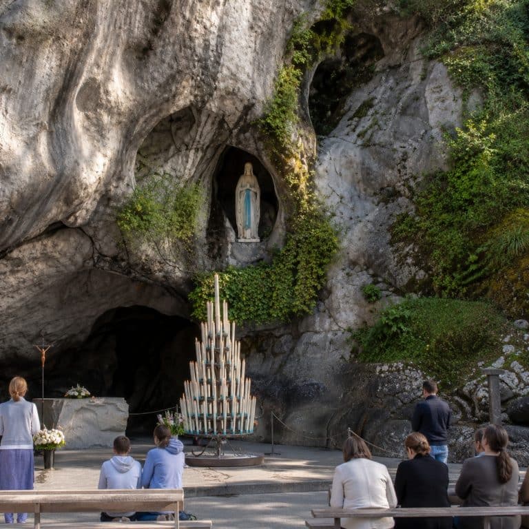 grotte-massabielle-sanctuaire-lourdes