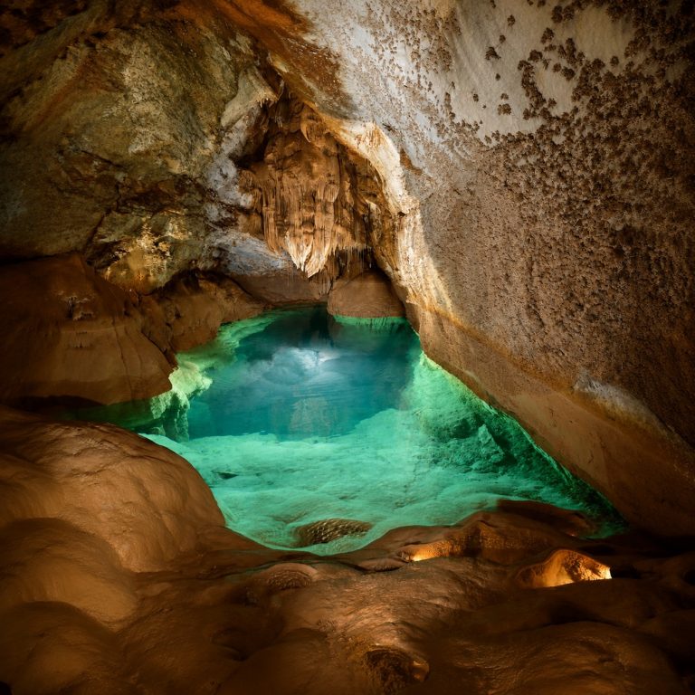 Lac souterrain turquoise dans la Grotte de Trabuc
