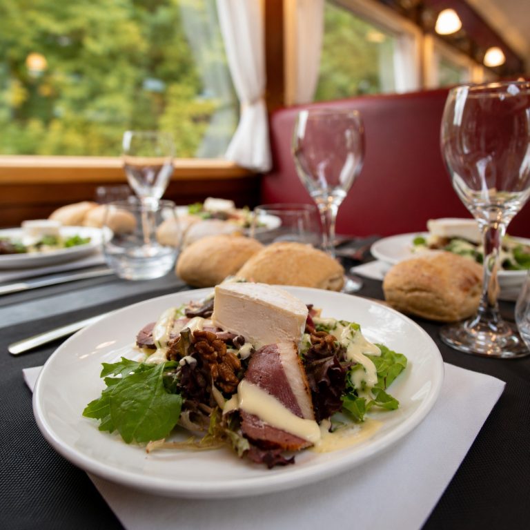 Salade cévenole du menu Train Bleu servie dans la voiture-restaurant du Train à Vapeur des Cévennes