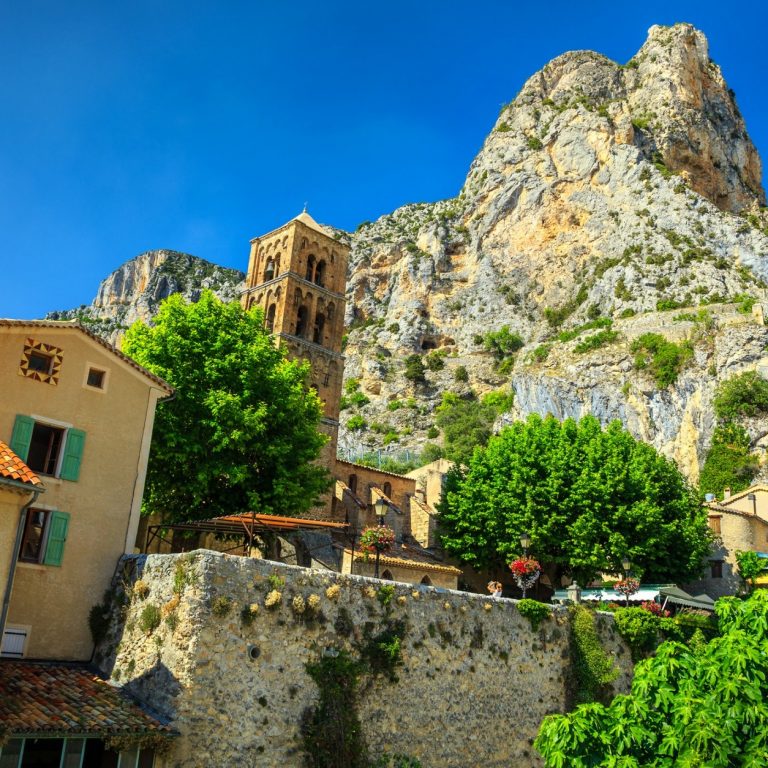 Vue du village de Moustiers-Sainte-Marie dominé par ses falaises rocheuses