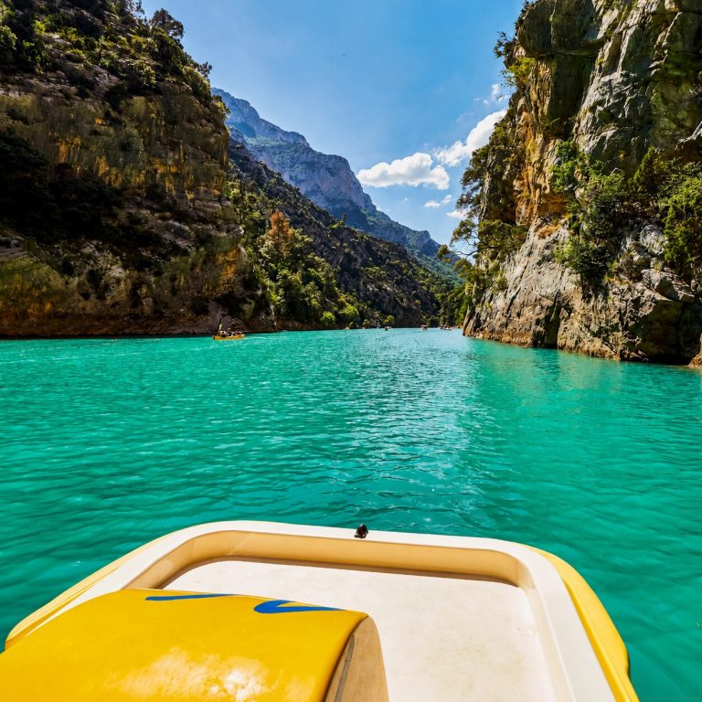 Vue depuis un pédalo sur les eaux turquoise des Gorges du Verdon