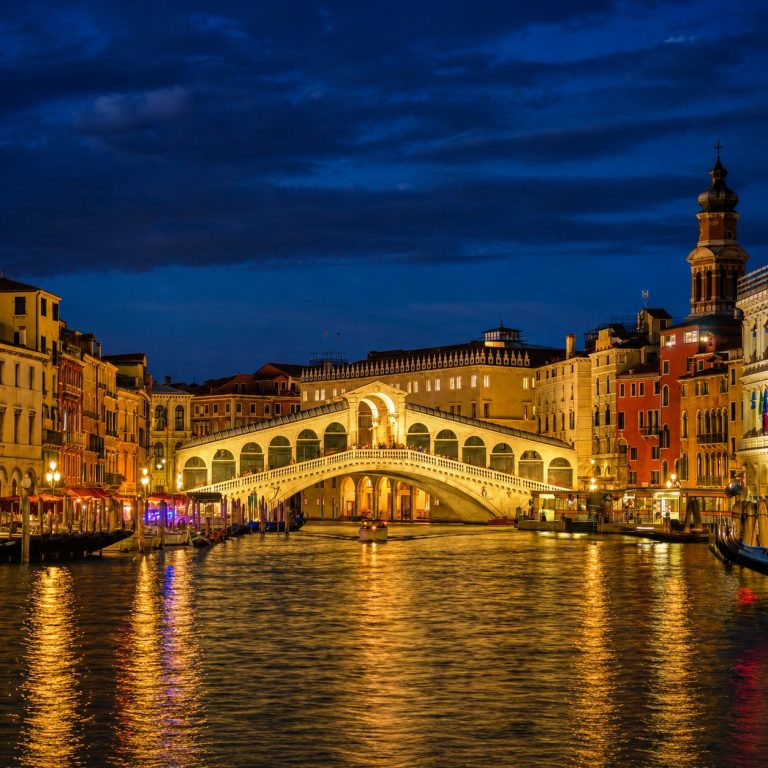 Pont du Rialto illuminé de nuit au-dessus du Grand Canal de Venise