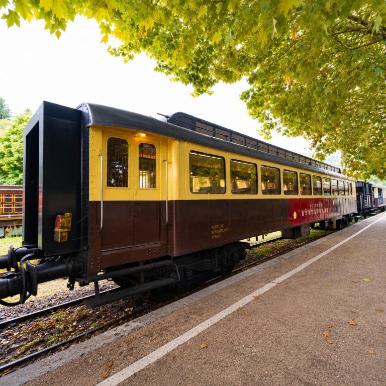 Voiture-restaurant du Train à Vapeur des Cévennes en gare