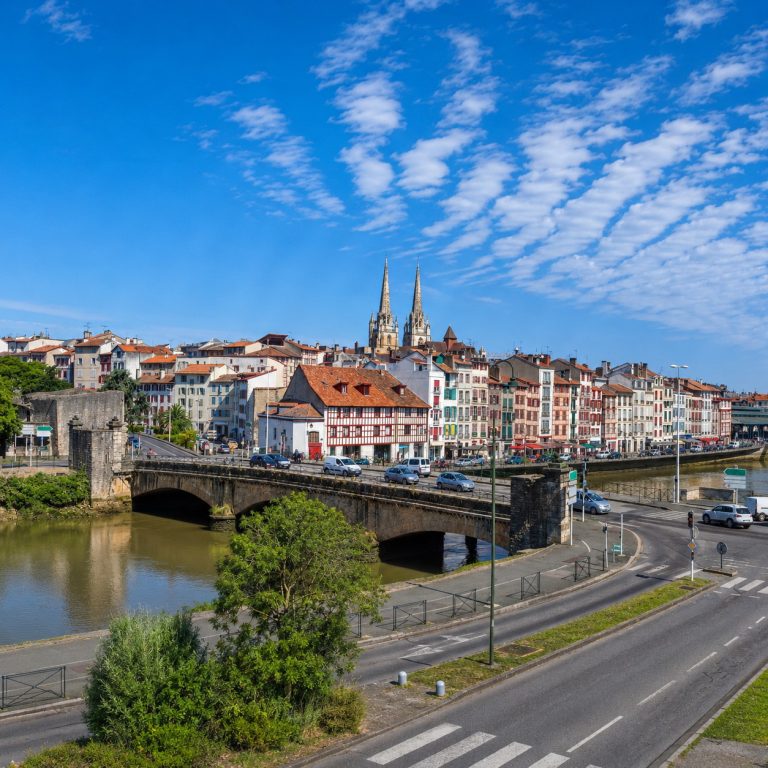 Centre historique de Bayonne et quais de la Nive au Pays basque