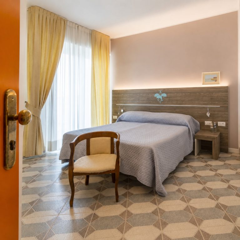 Chambre double lumineuse de l’hôtel Capri à Lido di Jesolo