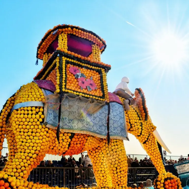 Éléphant monumental décoré d’agrumes lors de la Fête du Citron à Menton