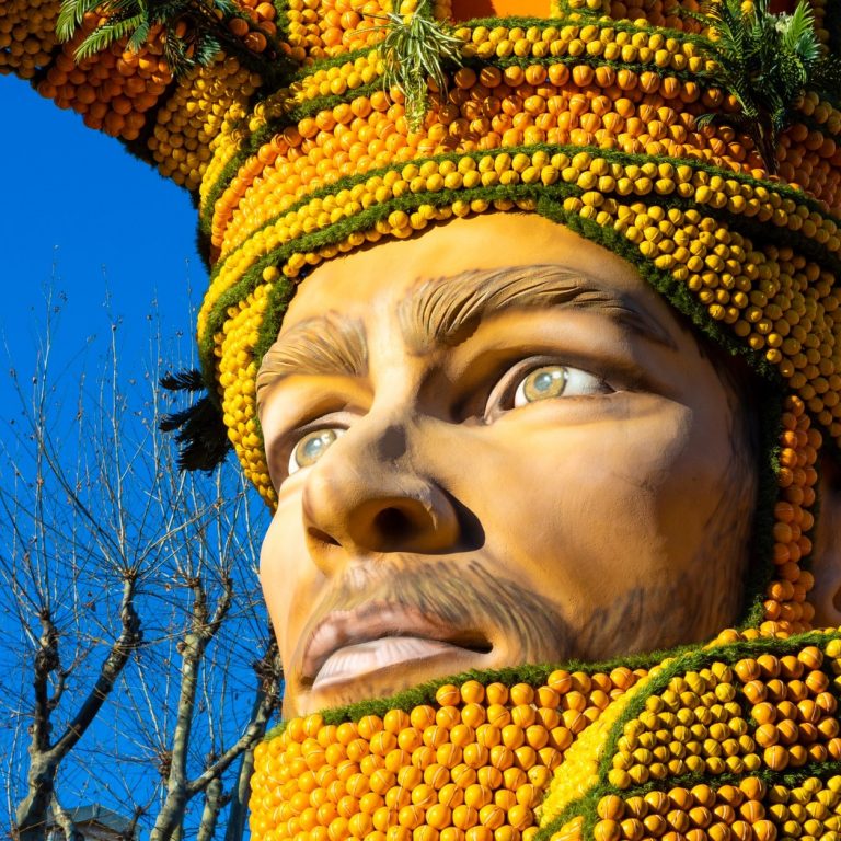 Sculpture monumentale décorée de citrons et d’oranges à la Fête du Citron de Menton