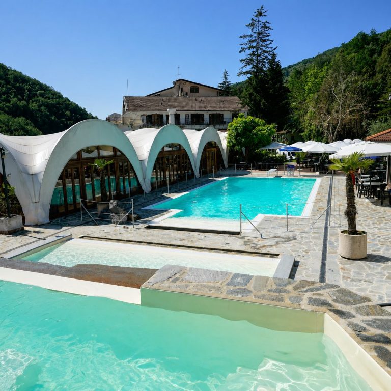 Piscine extérieure de l’Hôtel Lago Bin en Ligurie.