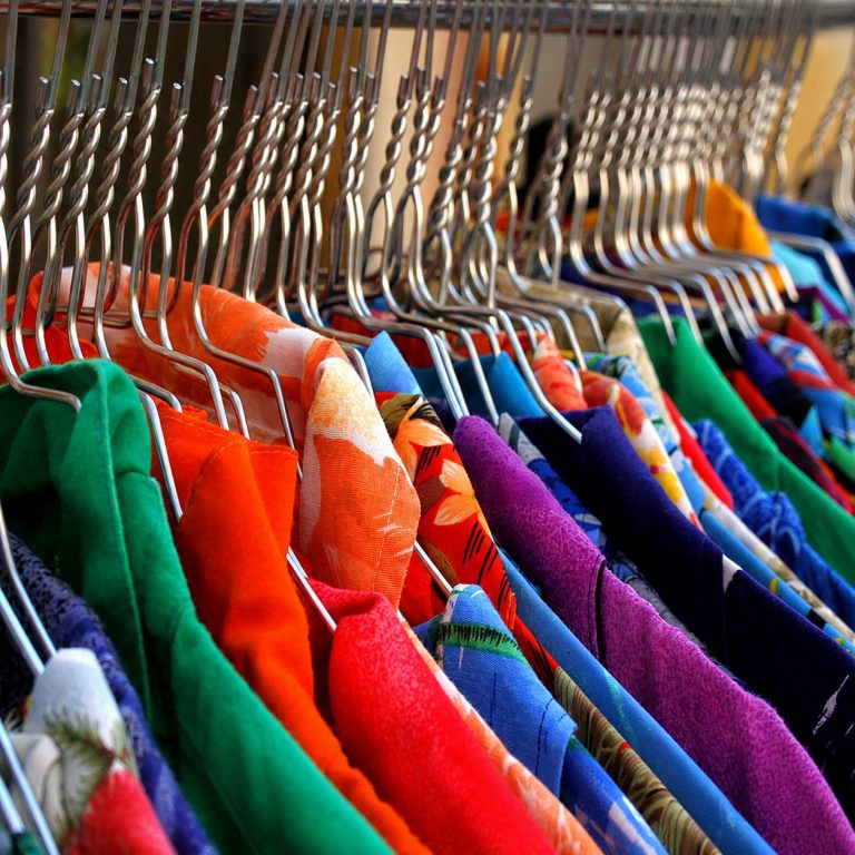 Vêtements colorés présentés sur un stand du marché de Vintimille.