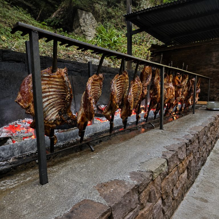 Méchoui traditionnel cuit au feu de bois au Pays basque