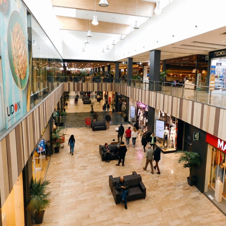 Galerie intérieure de Gran Jonquera Outlet & Shopping avec boutiques, restaurants et visiteurs
