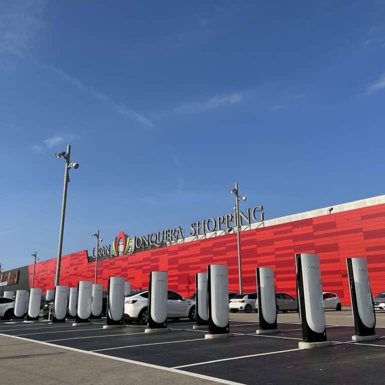 Centre commercial Gran Jonquera Shopping avec ses bornes de recharge Tesla et sa façade rouge