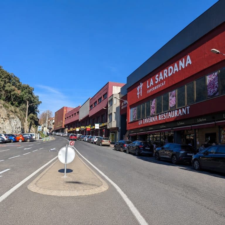 Rue commerçante du Perthus avec le supermarché La Sardana et ses nombreuses boutiques