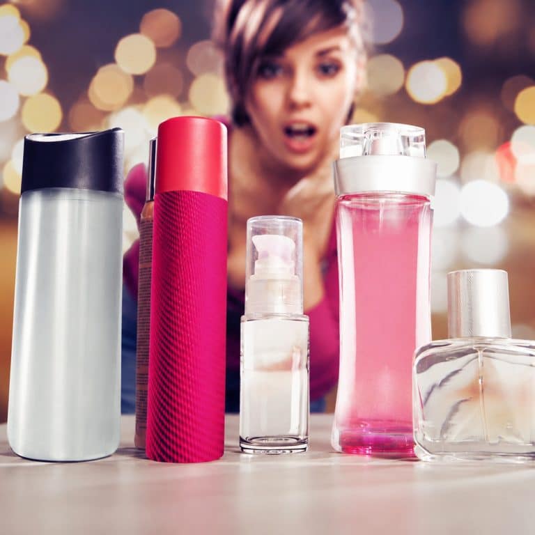 Produits de parfumerie et cosmétiques présentés devant une cliente pendant une séance de shopping
