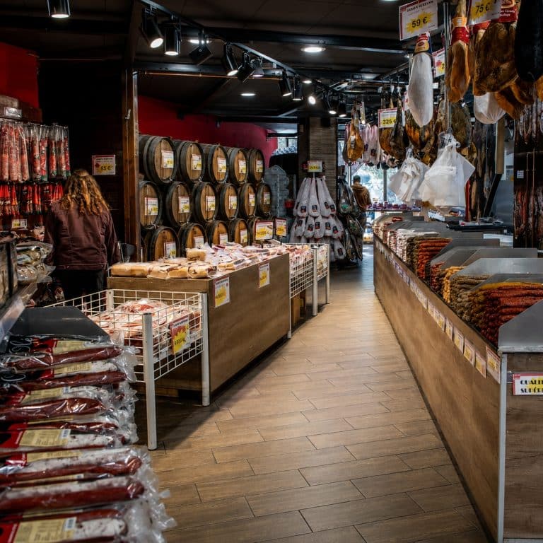 Boutique de spécialités espagnoles avec jambons, charcuteries, saucissons et produits régionaux