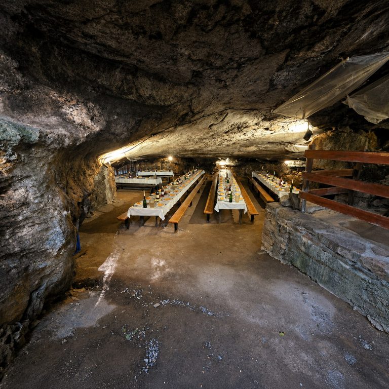 Déjeuner méchoui dans une grotte au Pays basque