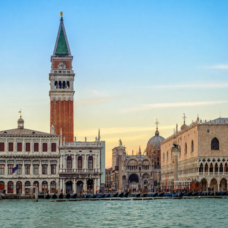 Vue de Venise depuis la lagune avec le palais des Doges et le campanile de Saint-Marc