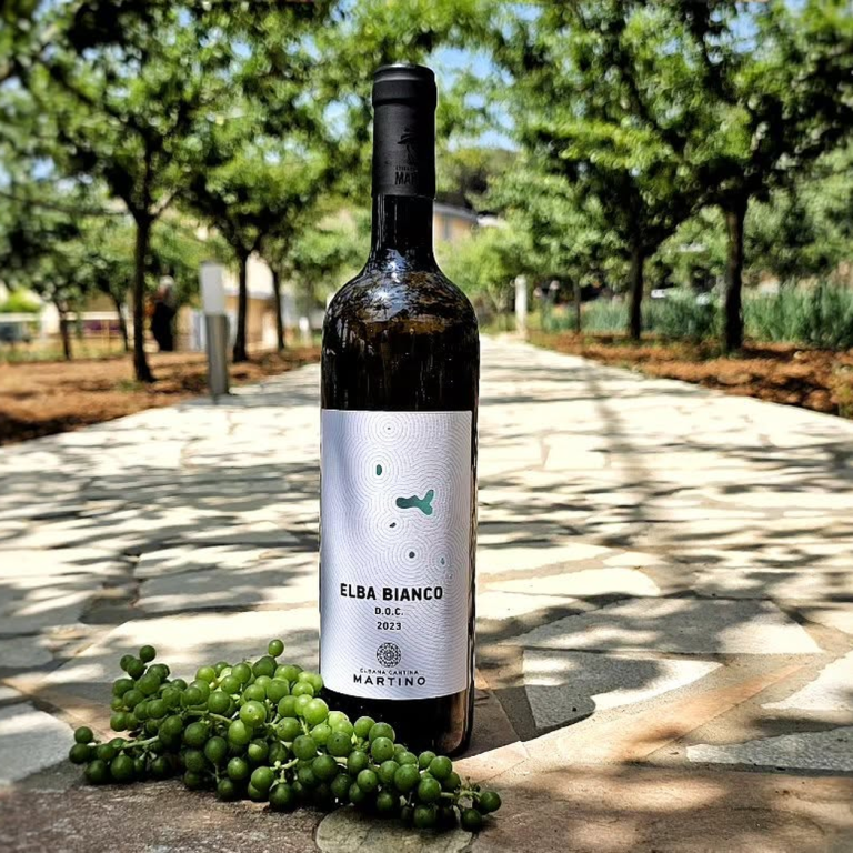Bouteille de vin Elba Bianco de l’Azienda Martino sur l’Île d’Elbe.