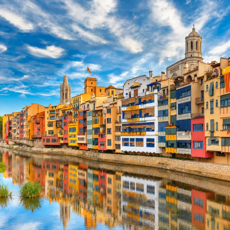 Maisons colorées de Gérone se reflétant dans la rivière Onyar en Catalogne.