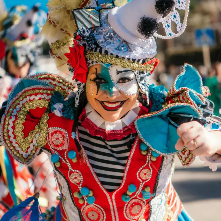 Participante en costume coloré et maquillage artistique lors du Carnaval de Lloret de Mar.