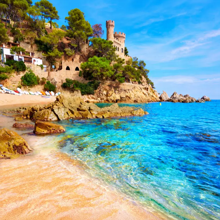 Vue sur la plage de Lloret de Mar et le Castell d’en Plaja sur la Costa Brava.