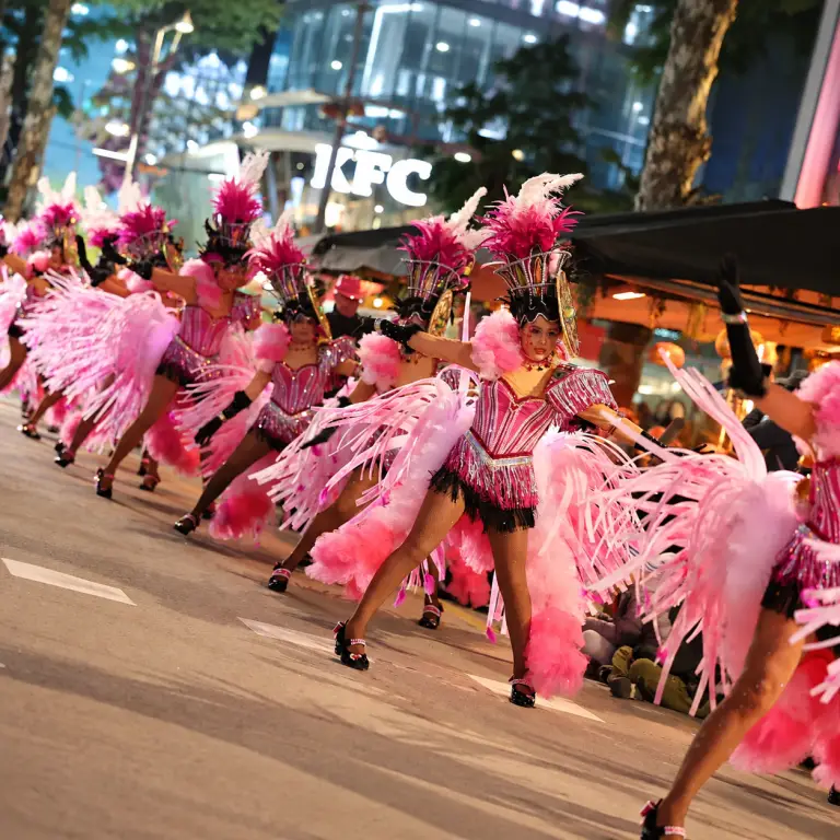 Troupe de danseuses en costumes roses lors du Carnaval de Platja d’Aro sur la Costa Brava.